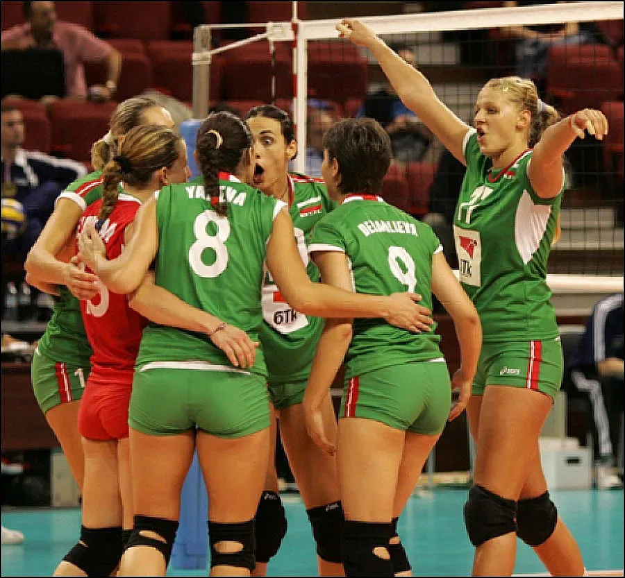 Птица бави полета на волейболистките