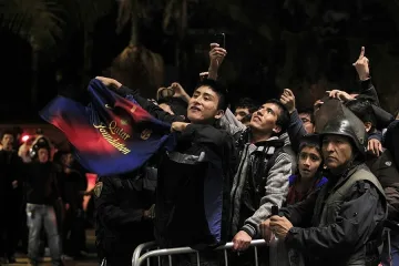 Потрошиха с камъни автобуса на Меси и компания (ВИДЕО)