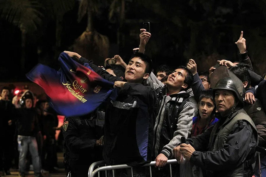 Потрошиха с камъни автобуса на Меси и компания (ВИДЕО)