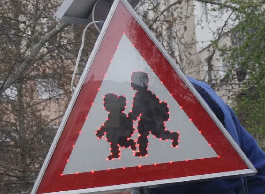 Монтират светещи знаци край училища