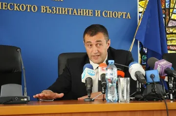 Дават пари за децата, режат от федерациите   