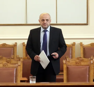 Перник черпи министър с чаша студена вода
