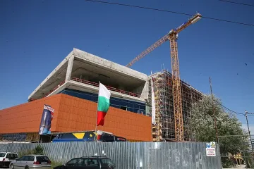 Продават мол на парче