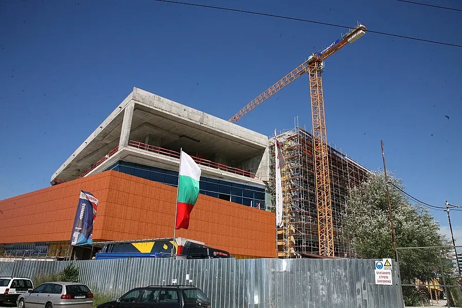 Продават мол на парче