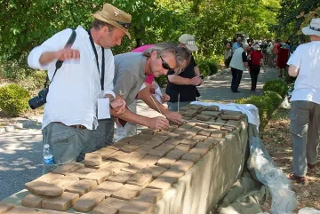 Професори вдигат стена от римски тухли