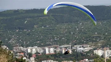 Парапланерист падна от 15 метра, отърва се без счупвания 