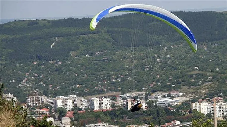 Парапланерист падна от 15 метра, отърва се без счупвания
