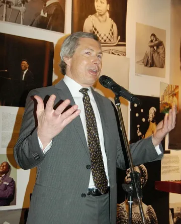 Уорлик: Българите плащат скъп ток