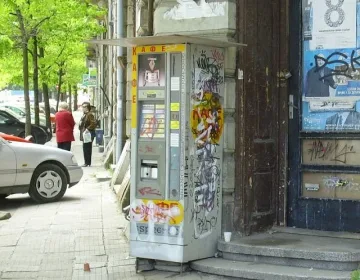 Търговци си прибират кафе автоматите