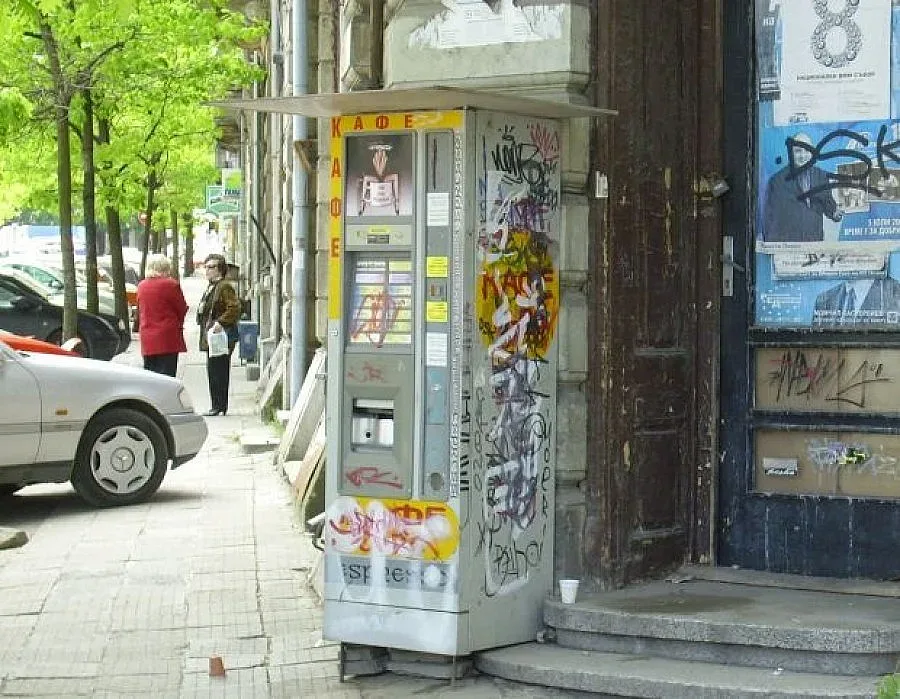 Търговци си прибират кафе автоматите