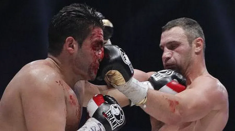 Кличко си защити титлата с нокаут