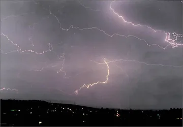 Буря остави 65 000 американци без ток