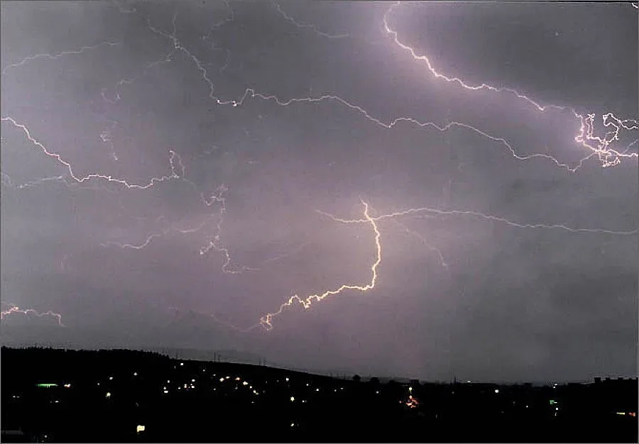 Буря остави 65 000 американци без ток