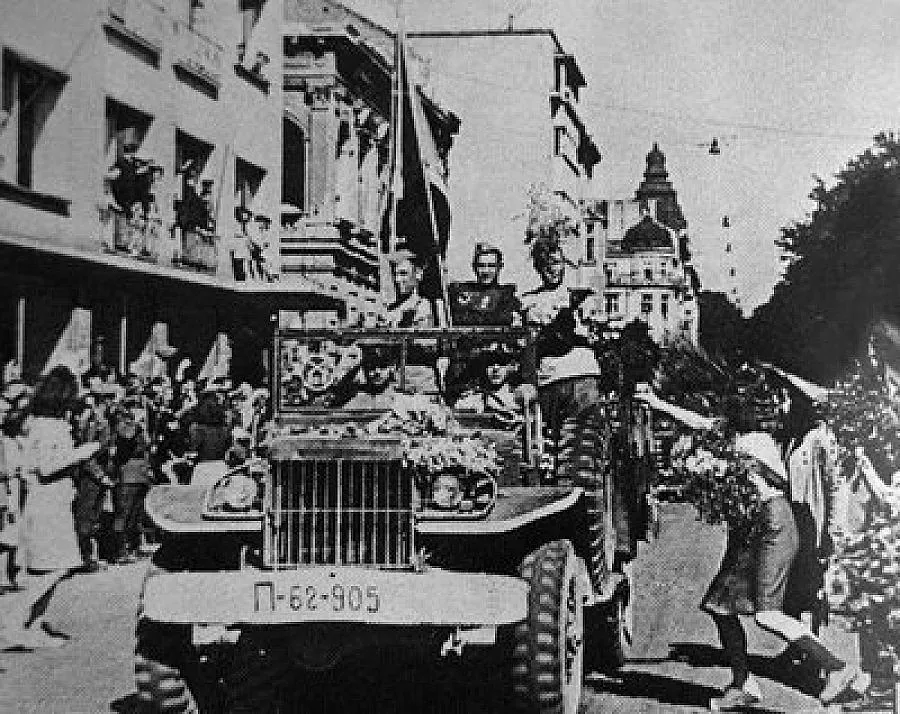 Фейсбук чества Девети с песни и шеги