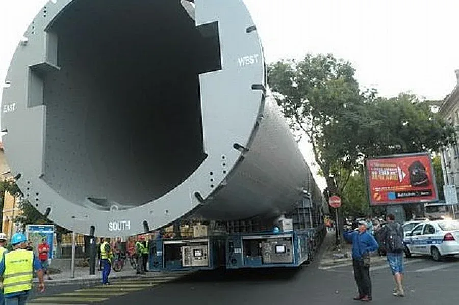 Гигантският реактор стигна до рафинерията