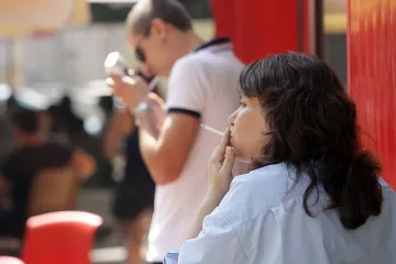 Пушене на открито намали цените на цигарите