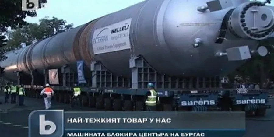 Гигантска машина блокира Бургас