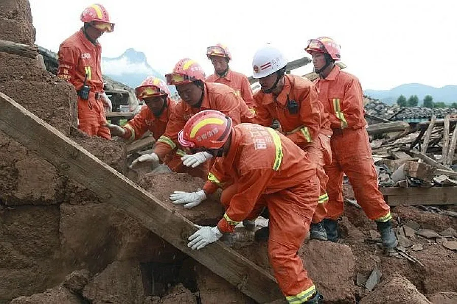 Силен трус уби десетки в Китай