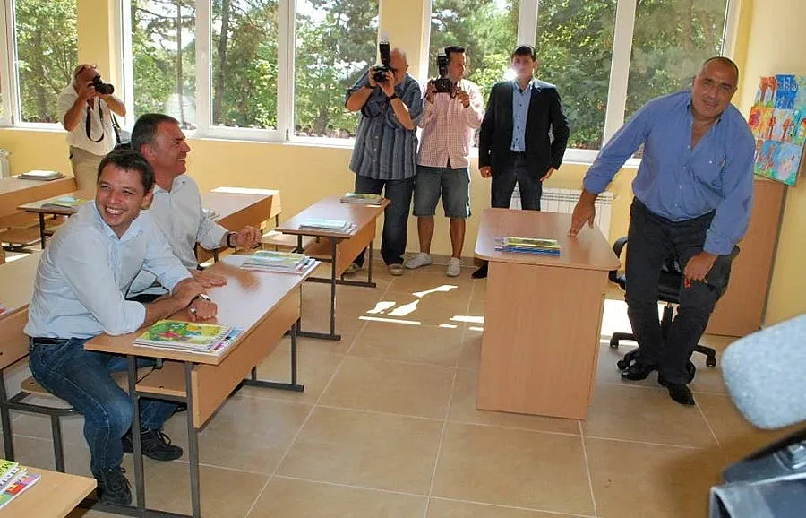 Правителството дава пари за ремонти на 15 училища