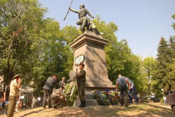Почетоха Съединението пред паметника на Четвърти полк