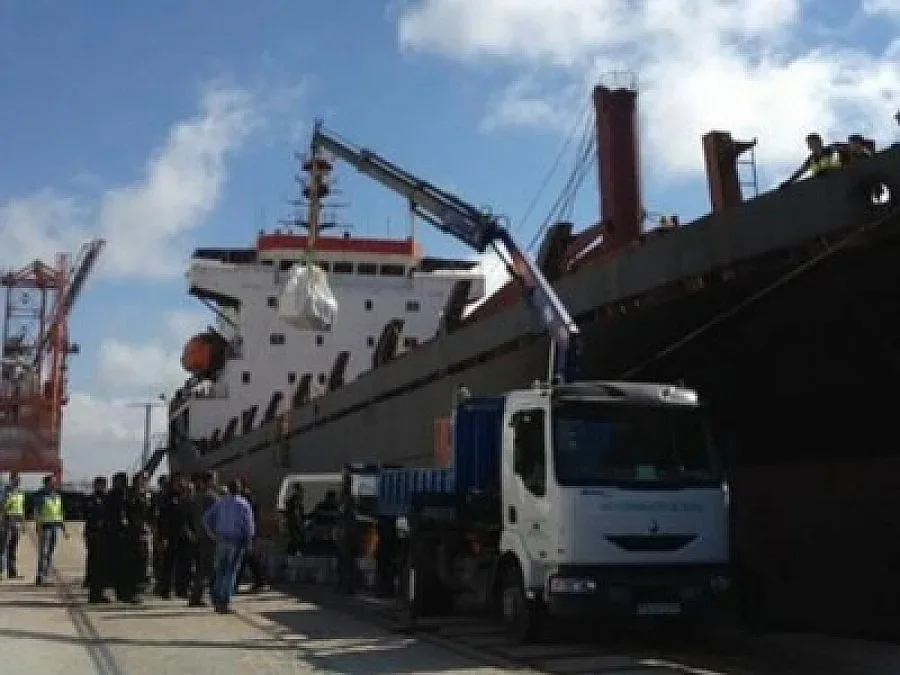 Моряците с 3-те тона кокаин контактуват помежду си