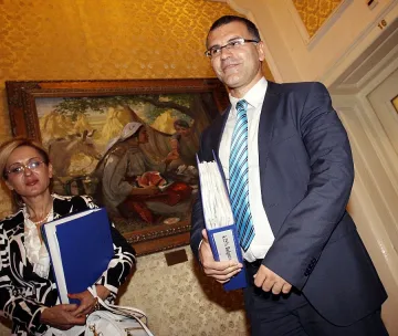 Дянков: Ще вдигнем заплатите на учителите