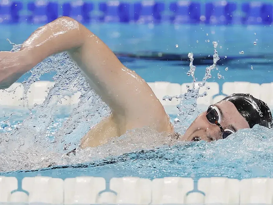 Защо олимпийските плувци носят по две шапки. И кой е Боб Ловеца?