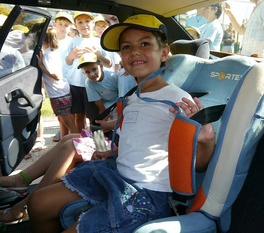 Полицаите проверяват за колани при децата