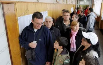 Висим по 5 минути на опашка
