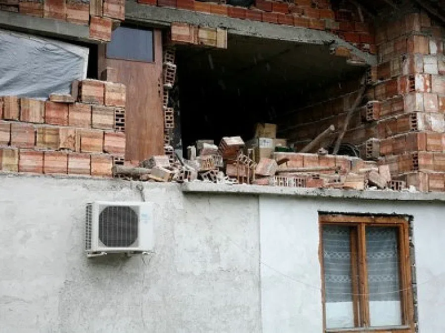 Дървени къщи сменят руините на Перник