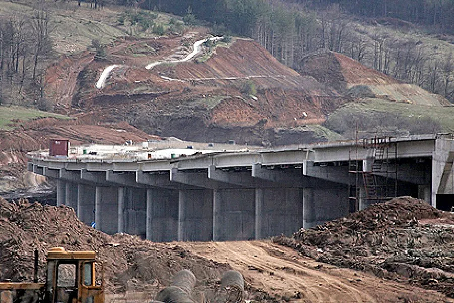 Италианска фирма строи с крадени камиони у нас