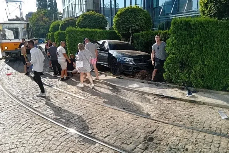 Страшни подробности за шофьора, който рани петима на спирка