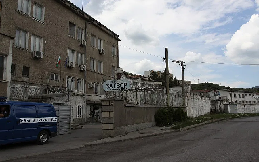 Махат пенсионерите от затворите