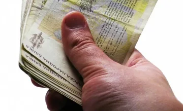 Задържаха с подкуп служителка на ДАИ