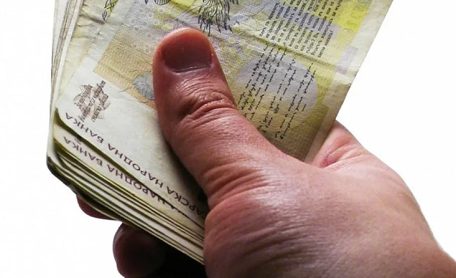 Задържаха с подкуп служителка на ДАИ