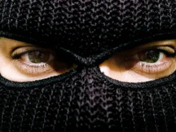 10 маскирани пребиха петима охранители в Перник 