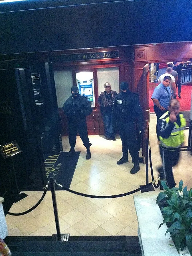 Данъчни и полицаи тарашиха нощна София