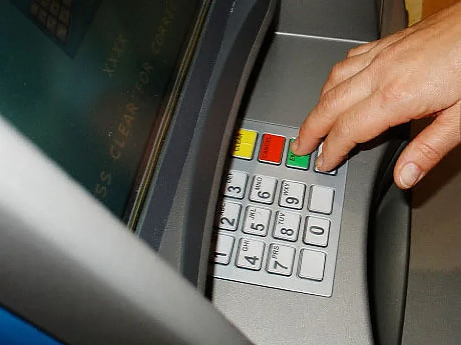 Четирима нашенци точат карти в Уганда