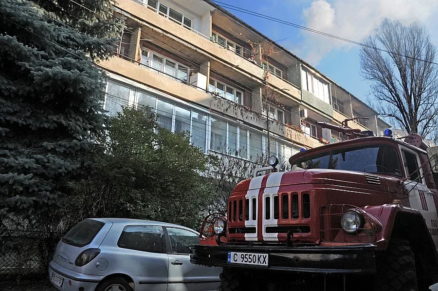 Пожар гори в апартамент в "Разсадника"