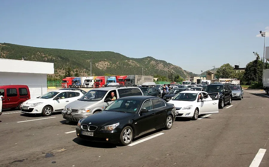 Гастарбайтери задръстиха Калотина