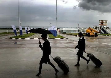 Служител на летище крал бижура от багаж