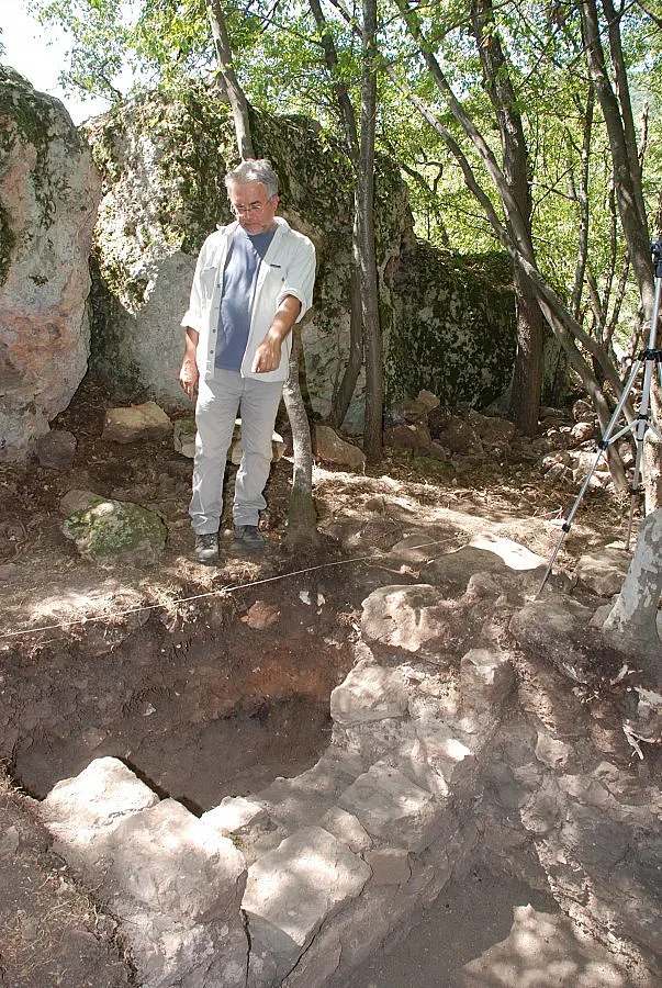 Дворец излиза изпод "Глухите камъни“