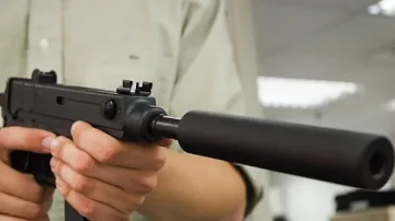Пистолет със заглушител иззет при спецакция
