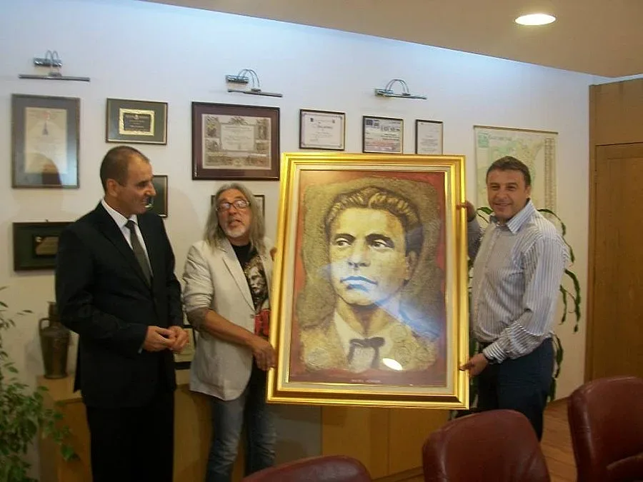 Ставри Калинов дари кмет с картина на Левски