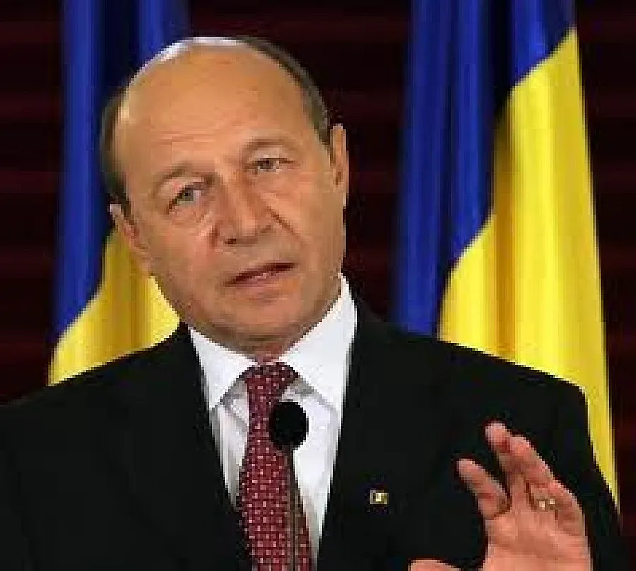 Бъсеску е възстановен на поста си като президент на Румъния 