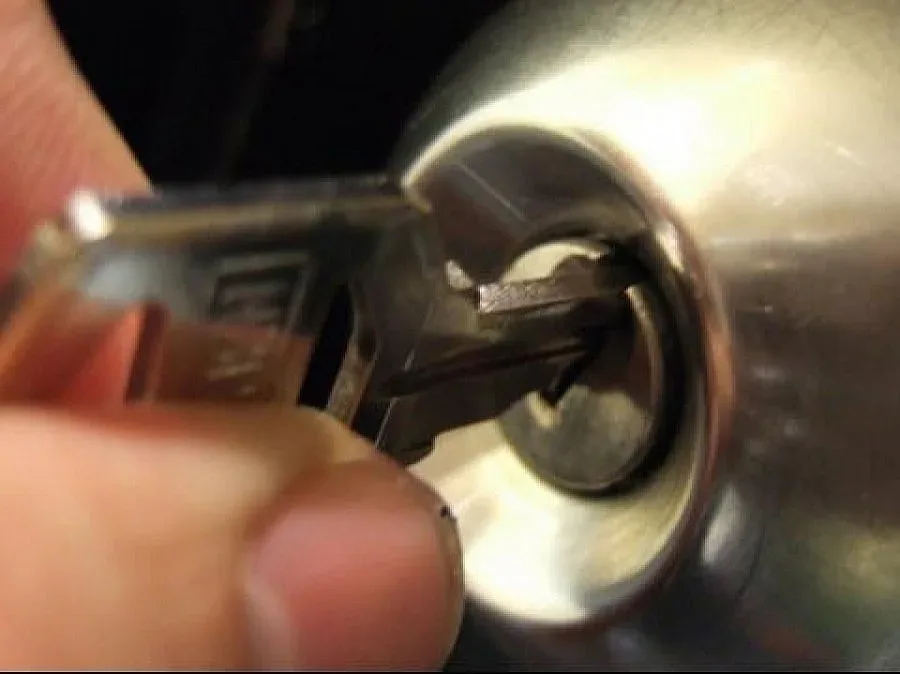 Стопанин заключи крадла в дома си