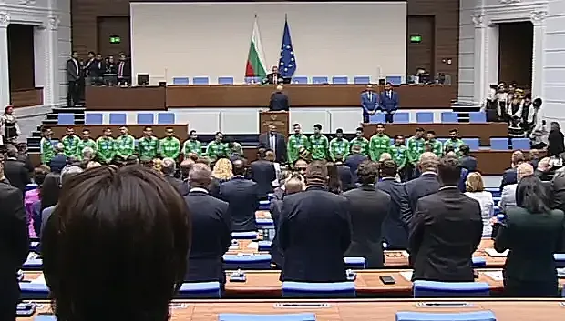 Депутатите посрещнаха на крака волейболистите ни