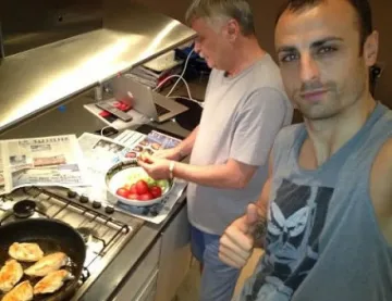 Бербатов успокои феновете си във Фейсбук