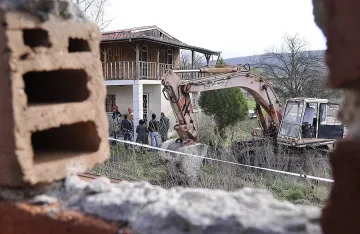 Не смеят да бутнат митничарски параклис