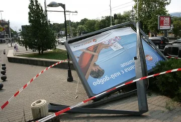 Ураганът в Шумен рани мъж и жена